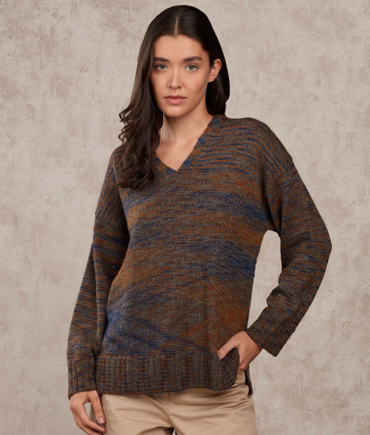 Chompa Con Cuello V Oversized - Azul Mazarino Y Roble Dorado