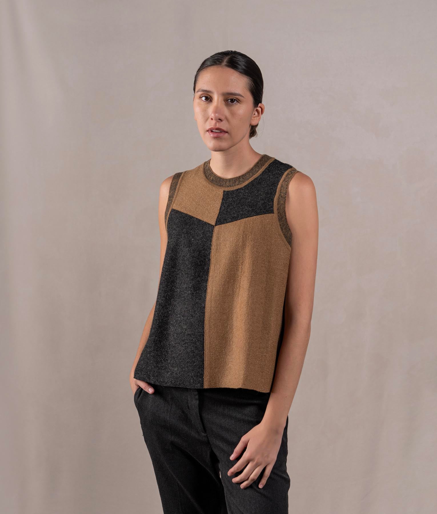 Chaleco Cuello Redondo - Coco Tostado Y Pirata Negro