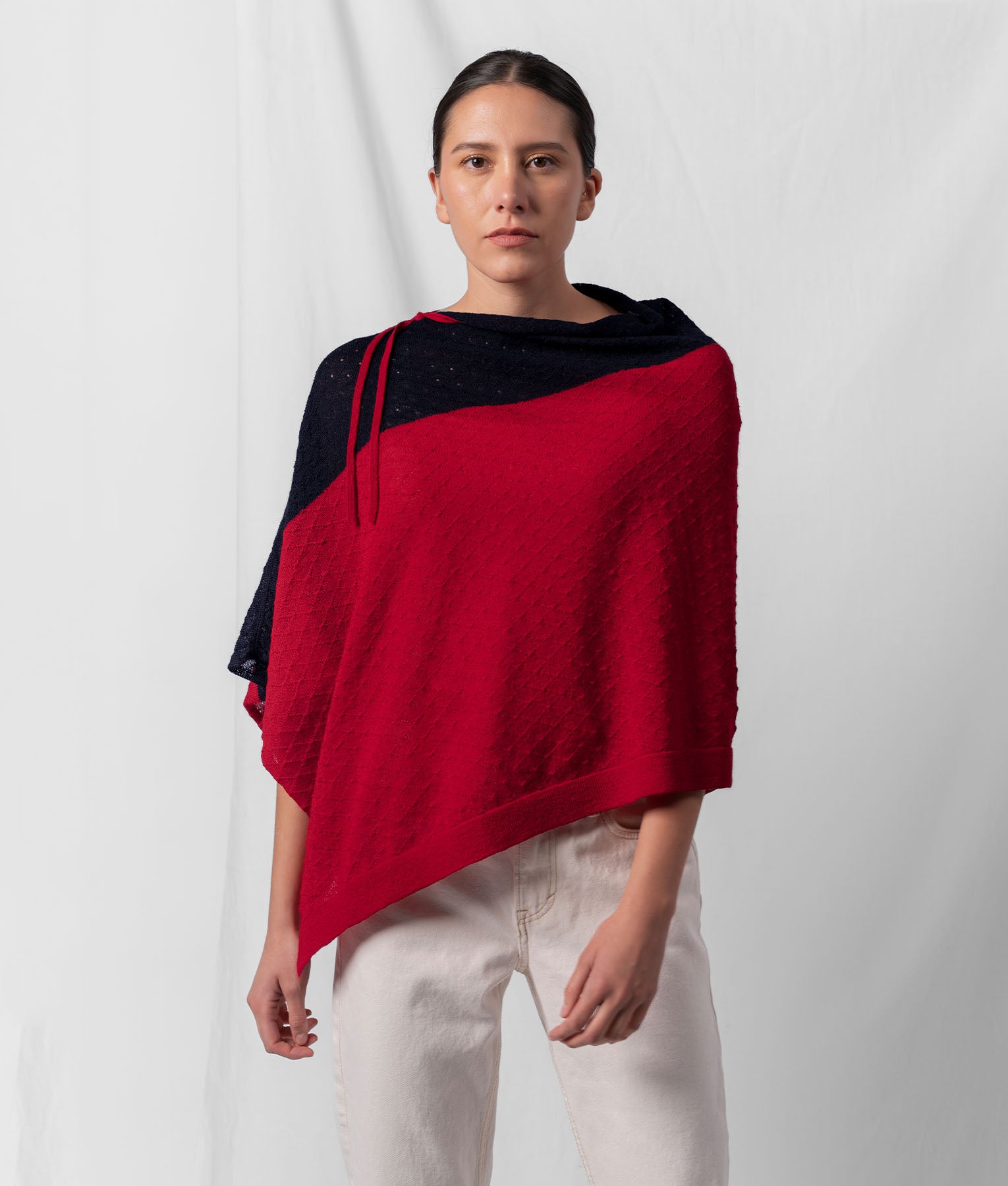 Poncho Con Enlaces Diamante - Rojo Intenso Y Negro