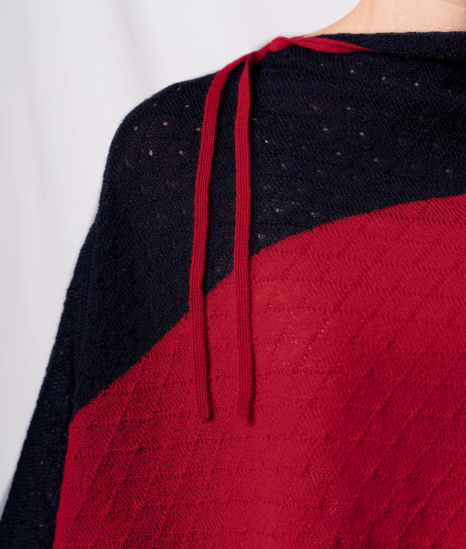 Poncho Con Enlaces Diamante - Rojo Intenso Y Negro