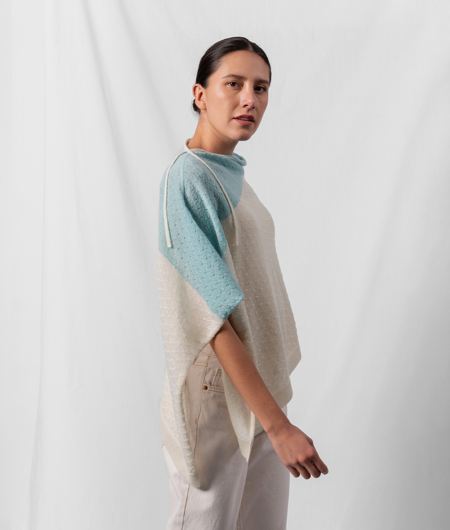 Poncho Con Enlaces Diamante - Marfil Y Celeste Hielo