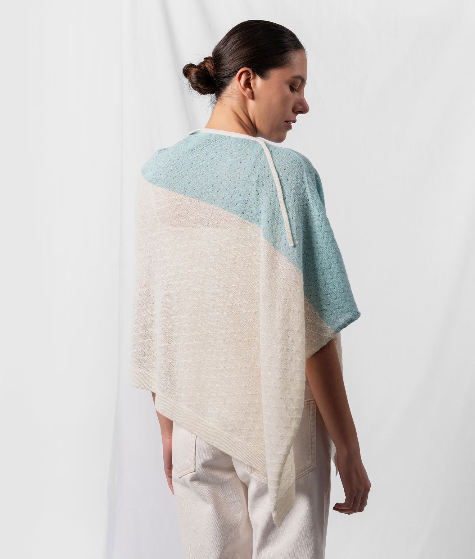 Poncho Con Enlaces Diamante - Marfil Y Celeste Hielo