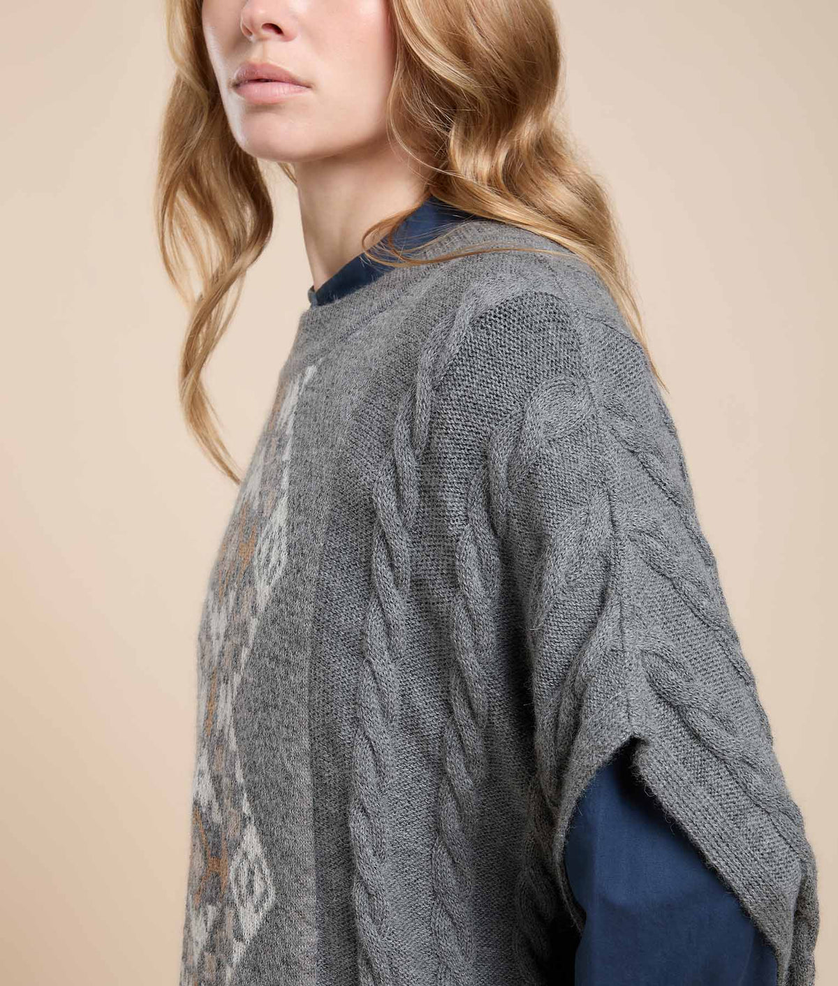 Poncho con Mangas de Trenzas y Texturas