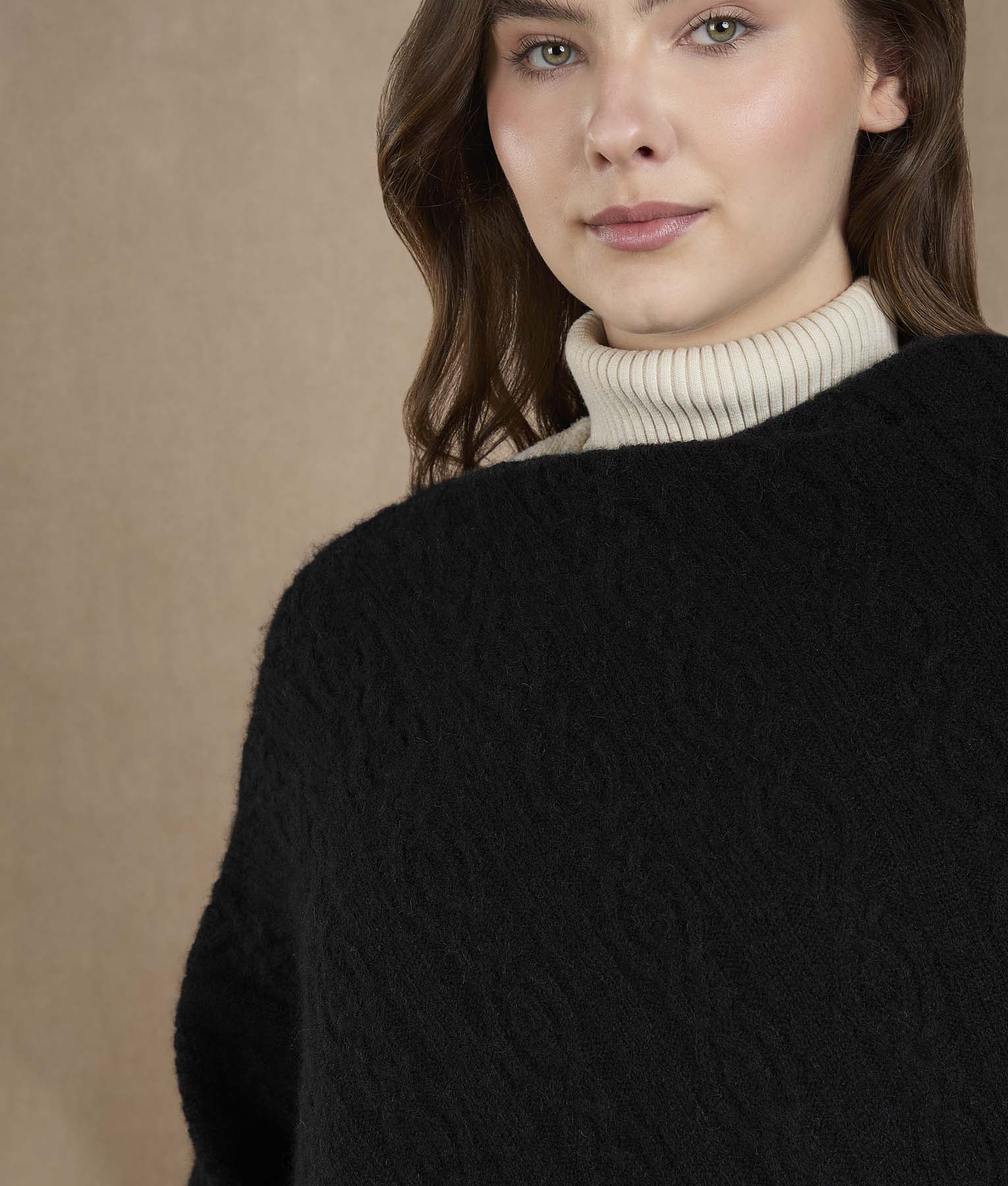 Poncho Negro Trenzado Diagonal