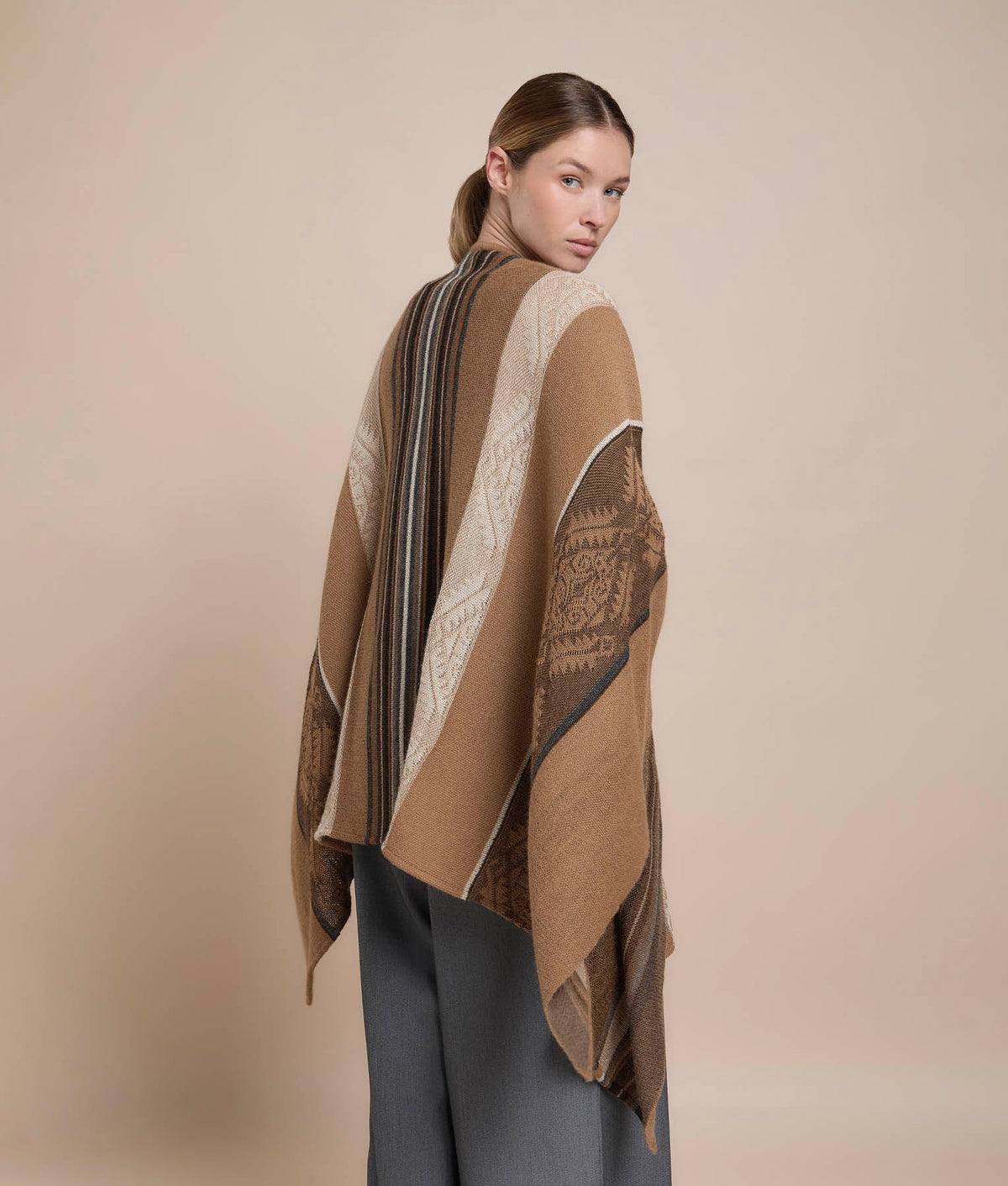 Capa Jacquard de Rayas Irregulares