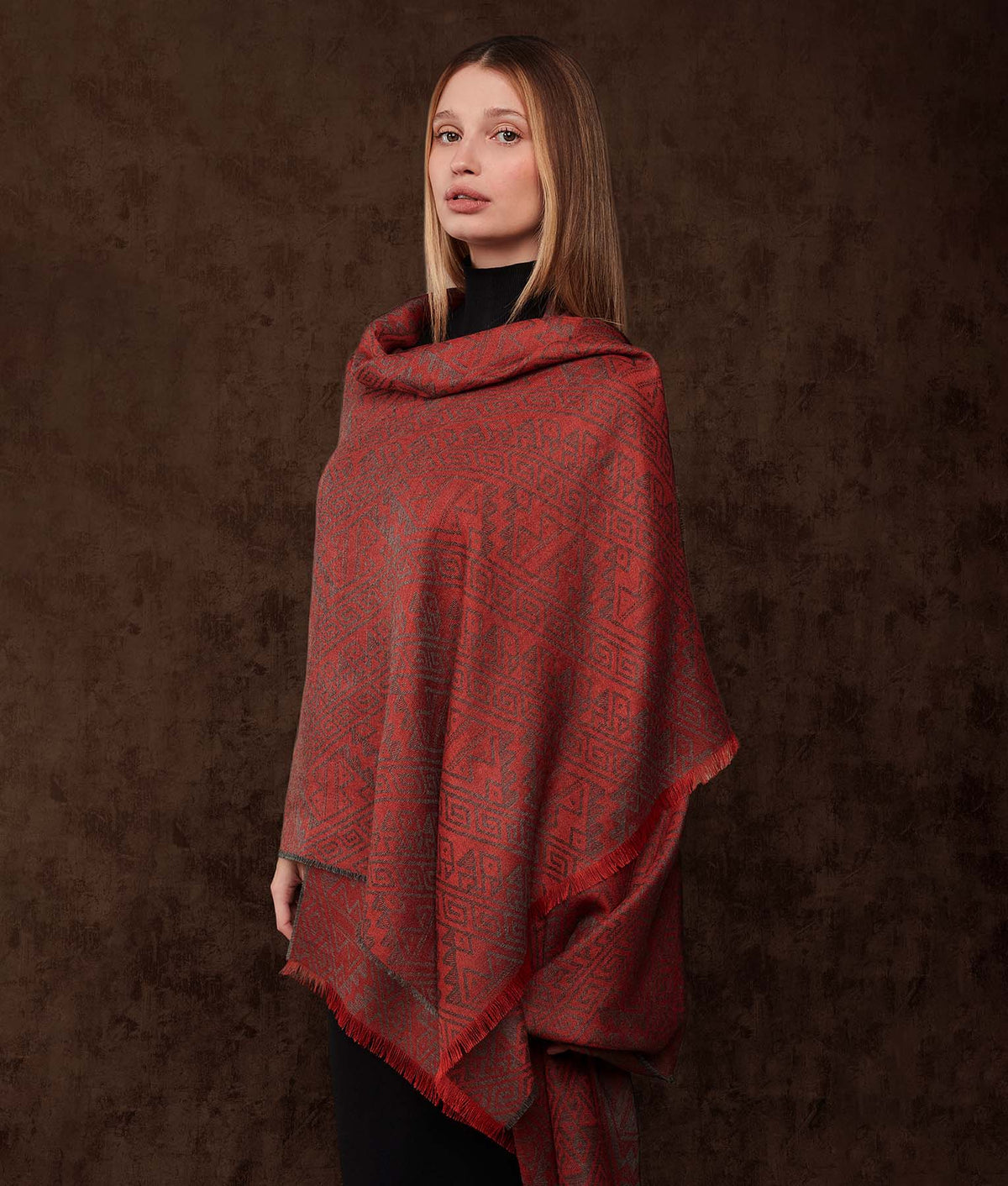 Estola Chancay - El Equilibrio - Coral Intenso Y Gris Terciopelo