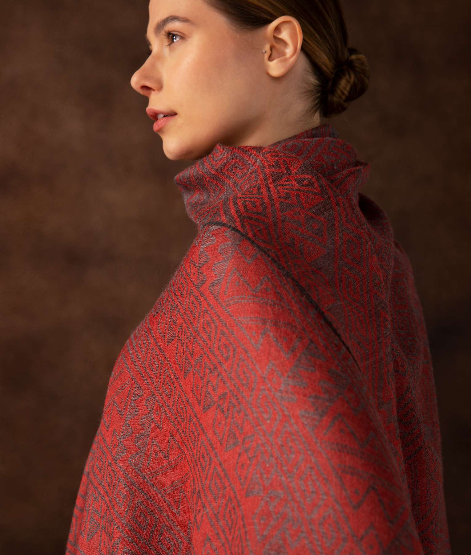 Chancay - El Equilibrio Shawl - Frente Tormentoso Y Rojo Pompeyano