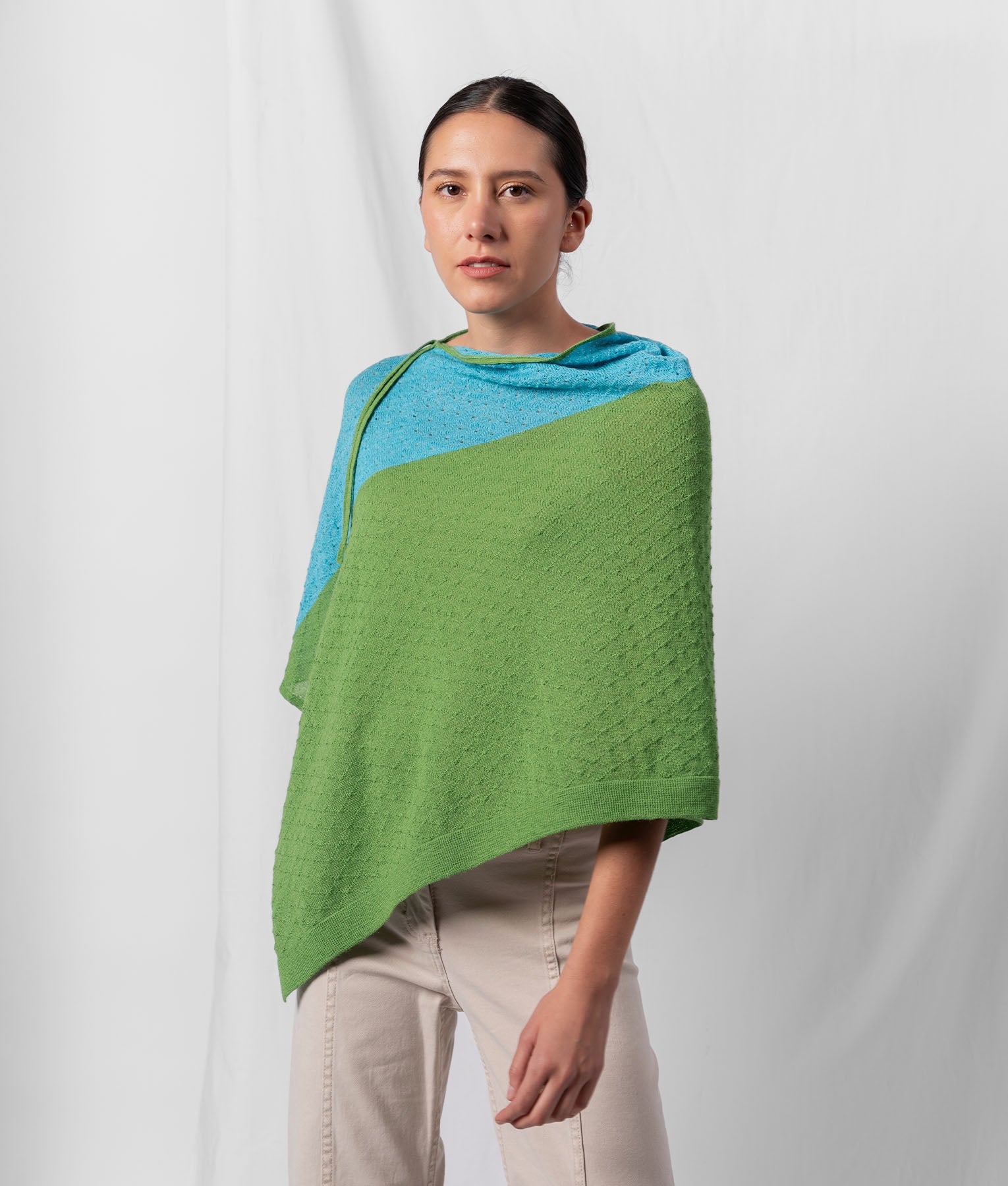 Poncho Con Enlaces Diamante - Verde Pasto Y Celeste Brillante