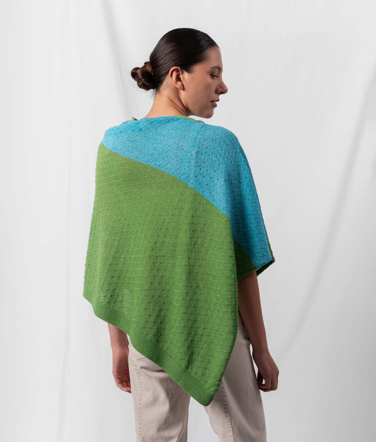 Poncho Con Enlaces Diamante - Verde Pasto Y Celeste Brillante