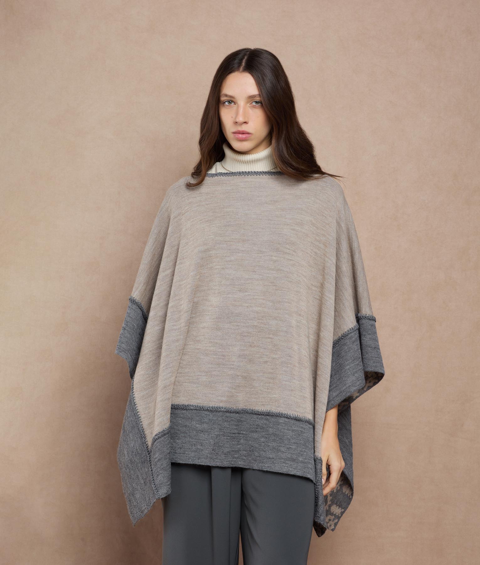 Poncho Reversible Trimmed