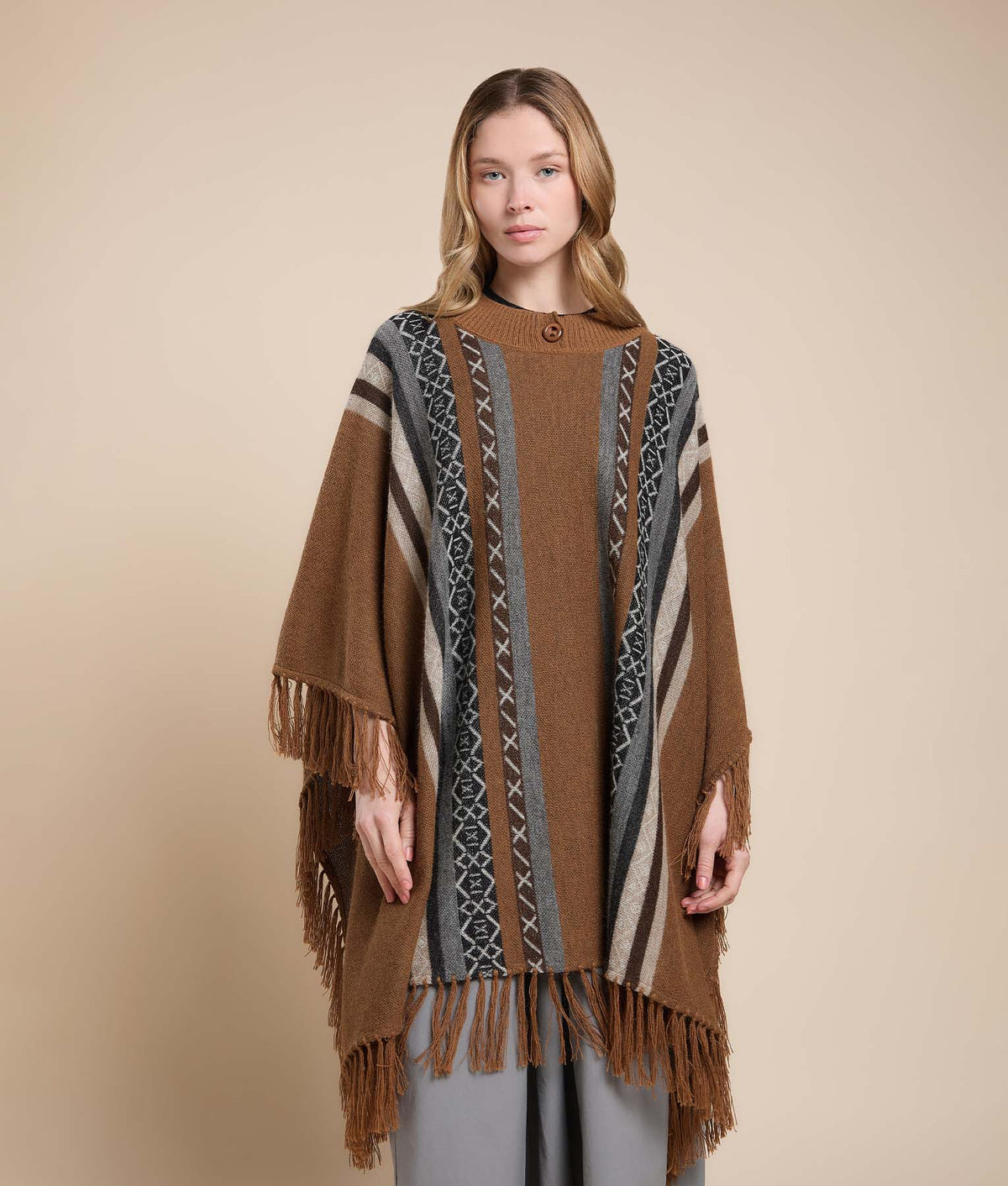 Poncho con Botones y Flecos