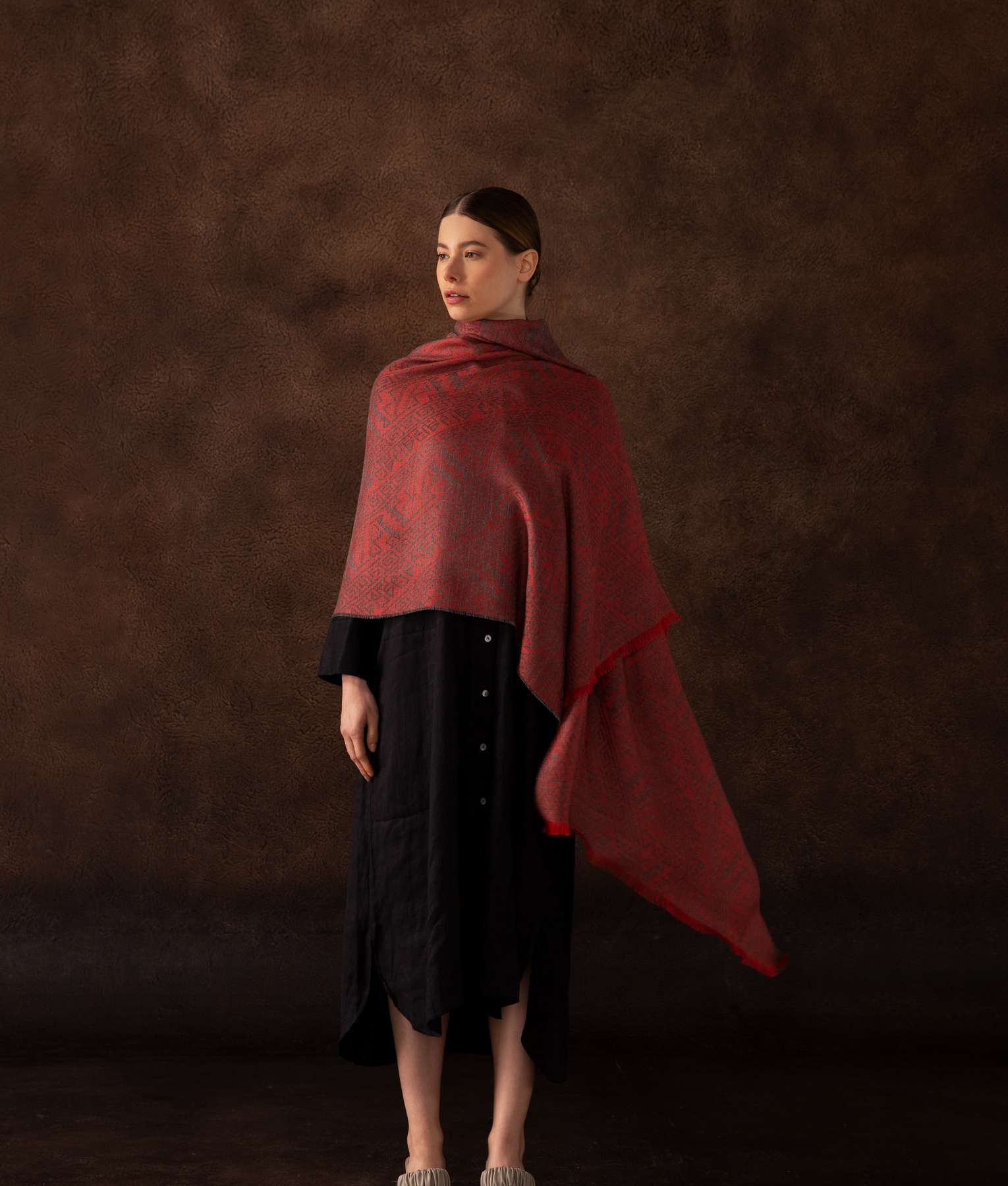 Chancay - El Equilibrio Shawl - Frente Tormentoso Y Rojo Pompeyano